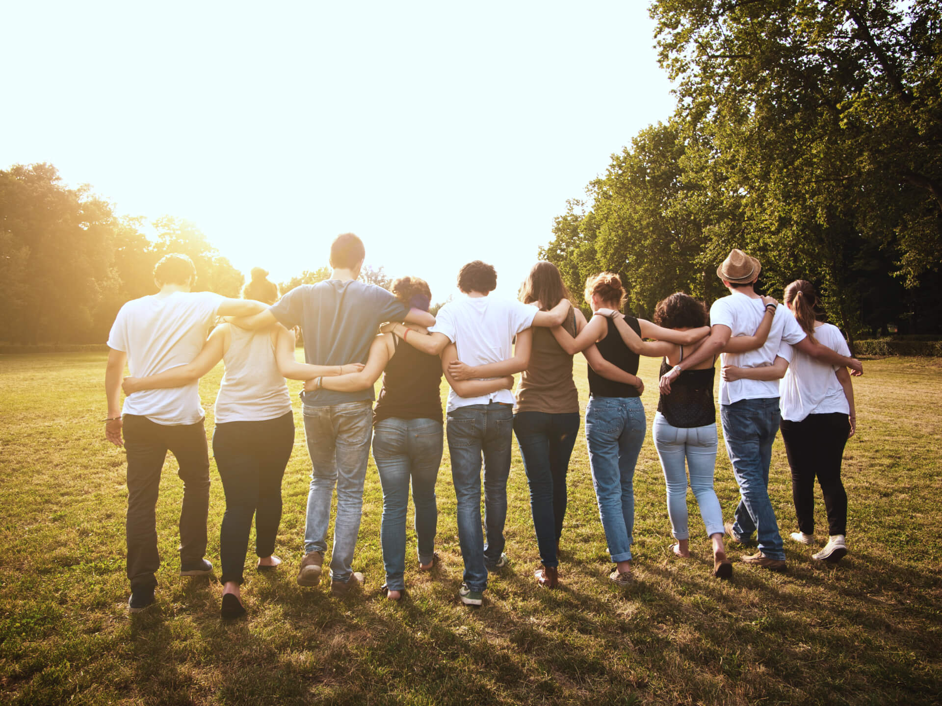 Ragazzi eche si abbracciano